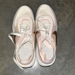 Nike tennis shoes size 9 barely worn